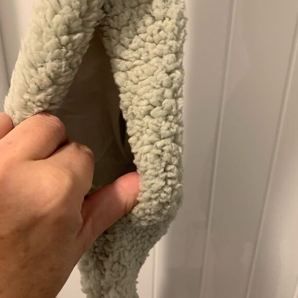 Avenue Zoe Mint Scarf with Pockets and Fingers NWT - Picture 3 of 5